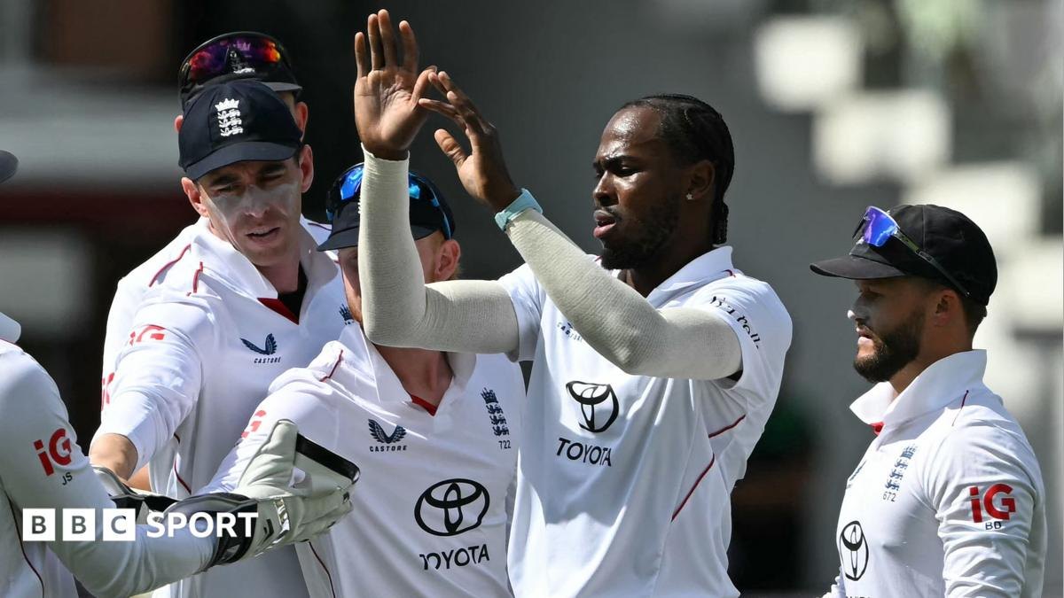 Qiimeynta Ciyaartoyda England iyo Pakistan: Robinson 23 Gool, Smith 61 Orod
