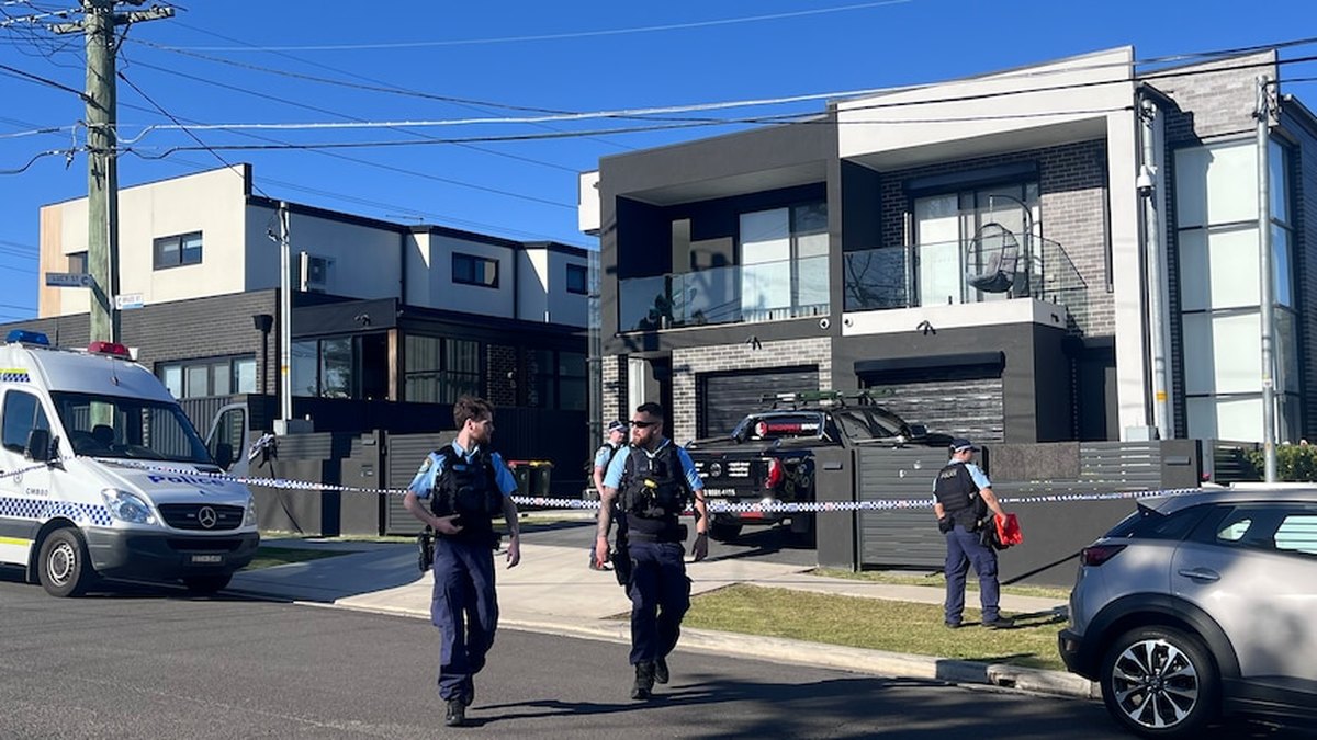 Dhaqdhaqaaqyo la xiriira dambi ayaa ku dhuftay deegaannada Sydney kadibna dad aan waxba galabsan ay ku dhinteen