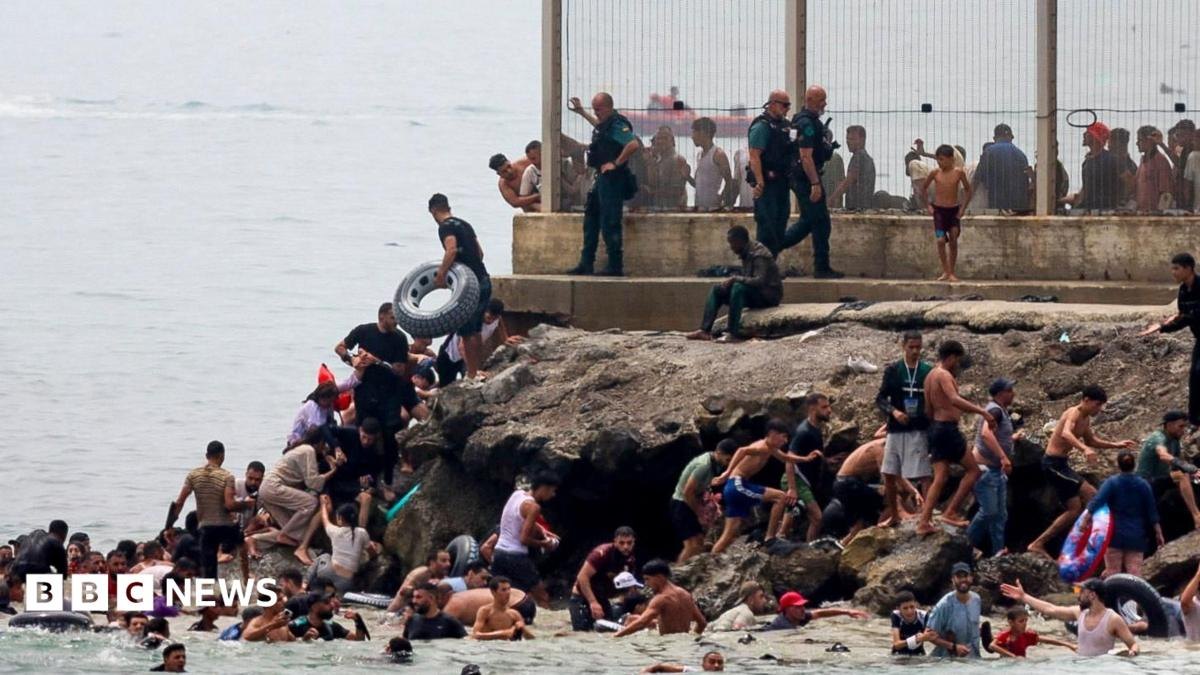 Boqolaal muhaajiriin ah oo ka gudbay Morocco ilaa Ceuta iyagoo dabaalanaya