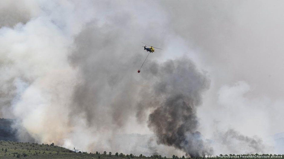 Spain: Emergency crews battle wildfire north of Madrid
