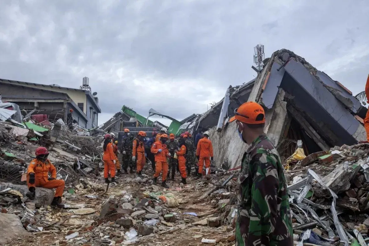 Ugu yaraan 20 qof oo ku dhintay dhulgariir cabbirkiisu yahay 7.7 oo ku dhuftay Indonesia